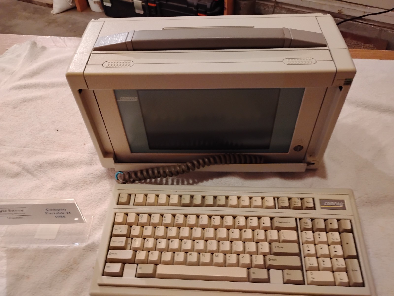 COMPAQ COMPUTER MODEL VINTAGE PORTABLE DESKTOP / Powers On- RARE!